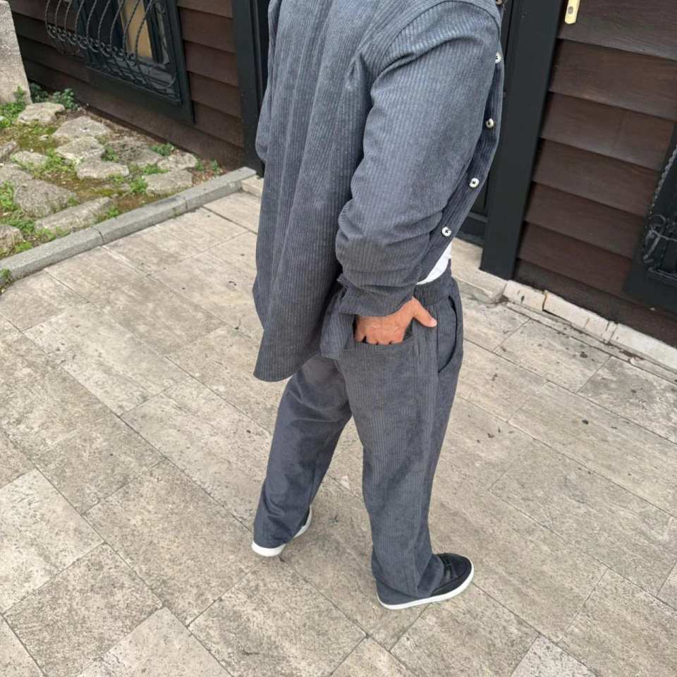 Erkek Kadife Oversize Takım – Gömlek Ve Pantolon İkili Set Füme Corduroy Şıklığı, Rahat Ve Zarif Duruş Yumuşak Dokulu Kadife Kumaş, Düğmeli Gömlek Üst Ve Lastikli Pantolon Alt Parça Ile Gün Boyu Konfor- Füme