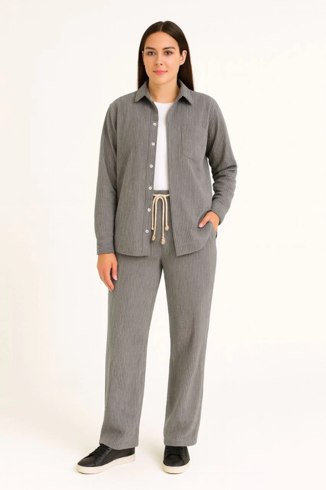 Kadife Oversize Takım – Gömlek Ve Pantolon İkili Set Füme Corduroy Şıklığı, Rahat Ve Zarif Duruş Yumuşak Dokulu Kadife Kumaş, Düğmeli Gömlek Üst Ve Lastikli Pantolon Alt Parça Ile Gün Boyu Konfor- Füme