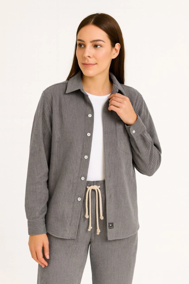 Kadife Oversize Takım – Gömlek Ve Pantolon İkili Set Füme Corduroy Şıklığı, Rahat Ve Zarif Duruş Yumuşak Dokulu Kadife Kumaş, Düğmeli Gömlek Üst Ve Lastikli Pantolon Alt Parça Ile Gün Boyu Konfor- Füme