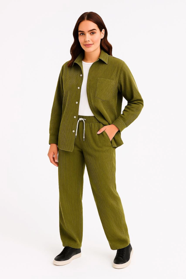 Kadife Oversize Takım – Gömlek Ve Pantolon İkili Set Füme Corduroy Şıklığı, Rahat Ve Zarif Duruş Yumuşak Dokulu Kadife Kumaş, Düğmeli Gömlek Üst Ve Lastikli Pantolon Alt Parça Ile Gün Boyu Konfor- Haki