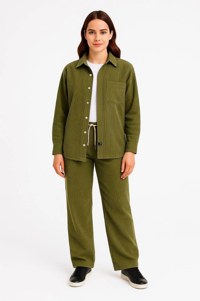 Kadife Oversize Takım – Gömlek Ve Pantolon İkili Set Füme Corduroy Şıklığı, Rahat Ve Zarif Duruş Yumuşak Dokulu Kadife Kumaş, Düğmeli Gömlek Üst Ve Lastikli Pantolon Alt Parça Ile Gün Boyu Konfor- Haki