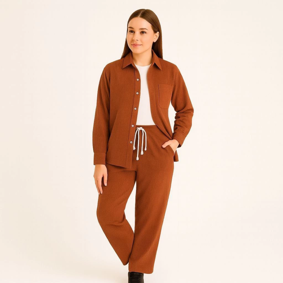 Kadife Oversize Takım – Gömlek Ve Pantolon İkili Set Füme Corduroy Şıklığı, Rahat Ve Zarif Duruş Yumuşak Dokulu Kadife Kumaş, Düğmeli Gömlek Üst Ve Lastikli Pantolon Alt Parça Ile Gün Boyu Konfor- Kiremit