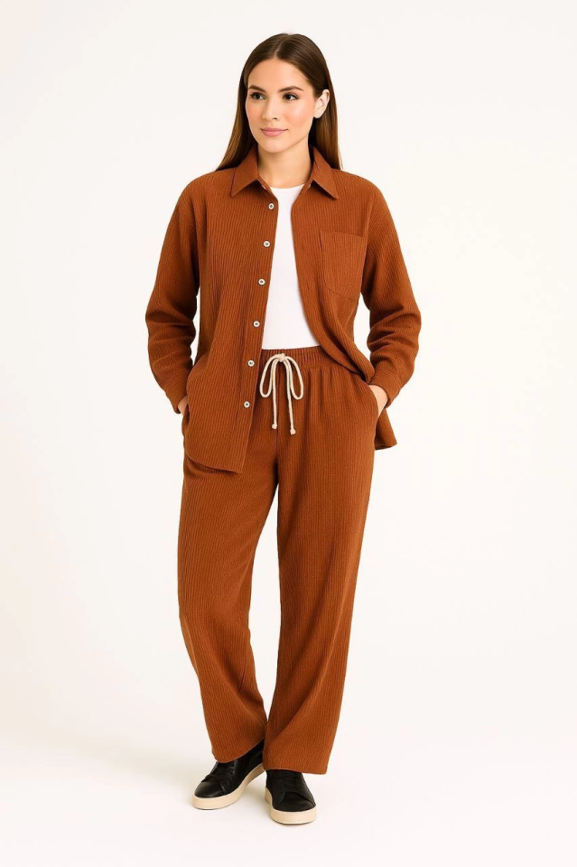 Kadife Oversize Takım – Gömlek Ve Pantolon İkili Set Füme Corduroy Şıklığı, Rahat Ve Zarif Duruş Yumuşak Dokulu Kadife Kumaş, Düğmeli Gömlek Üst Ve Lastikli Pantolon Alt Parça Ile Gün Boyu Konfor- Kiremit