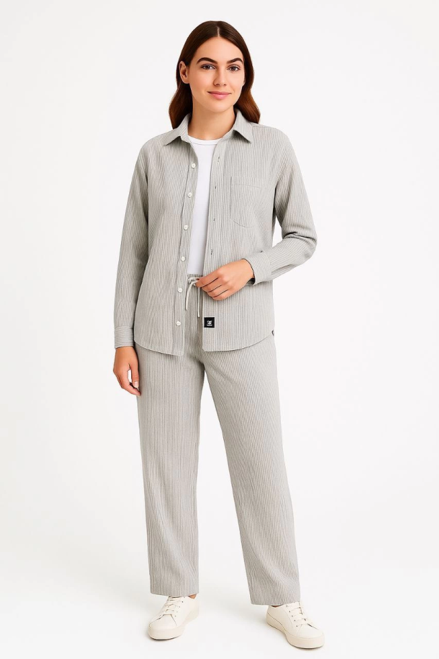 Kadife Oversize Takım – Gömlek Ve Pantolon İkili Set Füme Corduroy Şıklığı, Rahat Ve Zarif Duruş Yumuşak Dokulu Kadife Kumaş, Düğmeli Gömlek Üst Ve Lastikli Pantolon Alt Parça Ile Gün Boyu Konfor- Gri