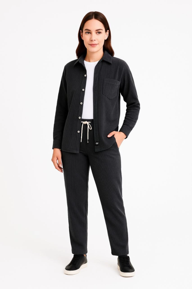Kadife Oversize Takım – Gömlek Ve Pantolon İkili Set Füme Corduroy Şıklığı, Rahat Ve Zarif Duruş Yumuşak Dokulu Kadife Kumaş, Düğmeli Gömlek Üst Ve Lastikli Pantolon Alt Parça Ile Gün Boyu Konfor- Siyah
